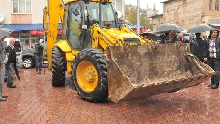 AK Partili belediye, CHPli belediyeden kepçesini geri aldı