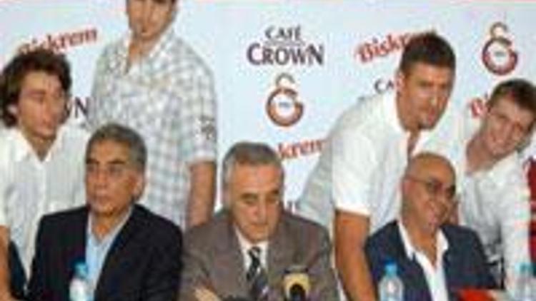 Galatasaray Cafe Crownda imza şov