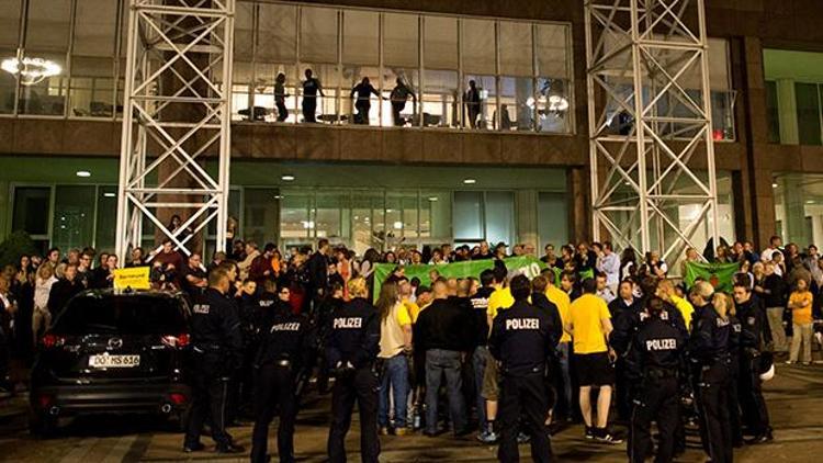 Neonaziler belediye binasına saldırıdı