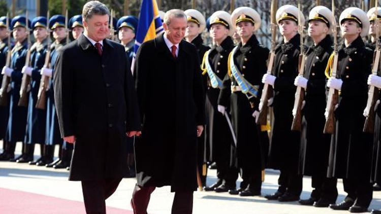 Erdoğan, Ukrayna Devlet Başkanı Poroşenko tarafından askeri törenle karşılandı