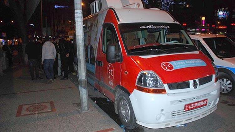 MHP seçim minibüsüne saldırı