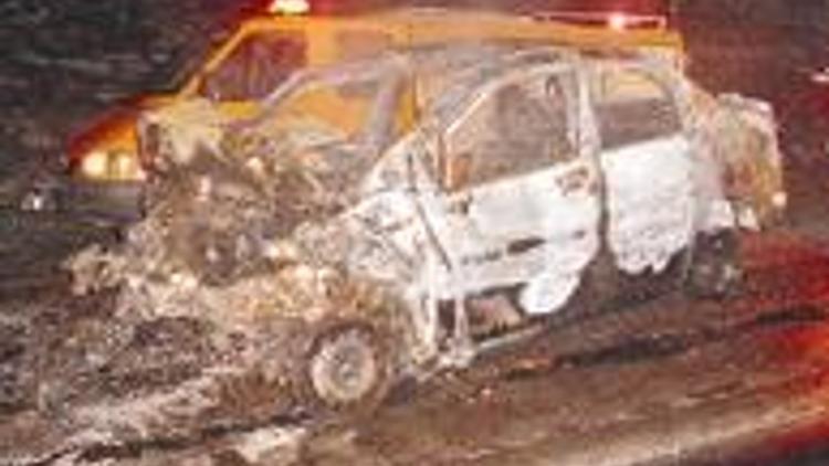 İki otomobil çarpıştı beş kişi yanarak can verdi