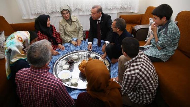 Erdoğan iftarda işçi ailesine konuk oldu