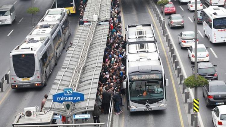 Bir ayda Türkiyenin nüfusu kadar insan taşınıyor