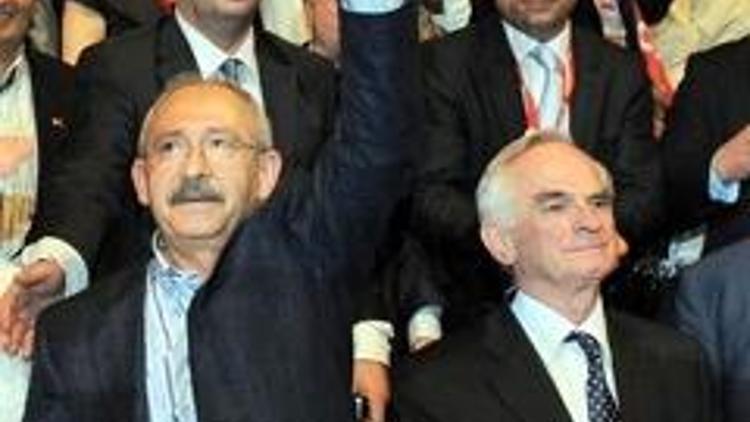 Kılıçdaroğlu izdihamdan salona güçlükle girdi