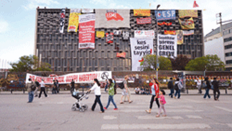 Taksim Meydanı’nda bir direnişçi: AKM