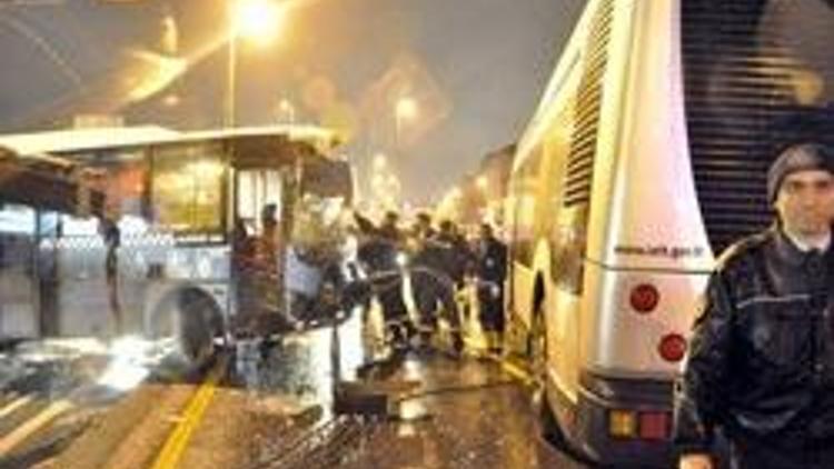 Halk otobüsü kaydı, uçtu, metrobüsle kafa kafaya çarpıştı