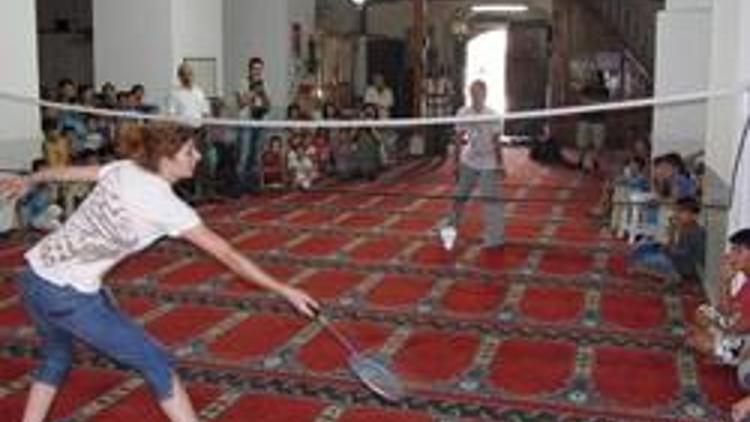 Milasta camilerde Badminton eğitimi
