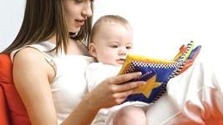 Bebeğimi seviyorum ona kitap okuyorum