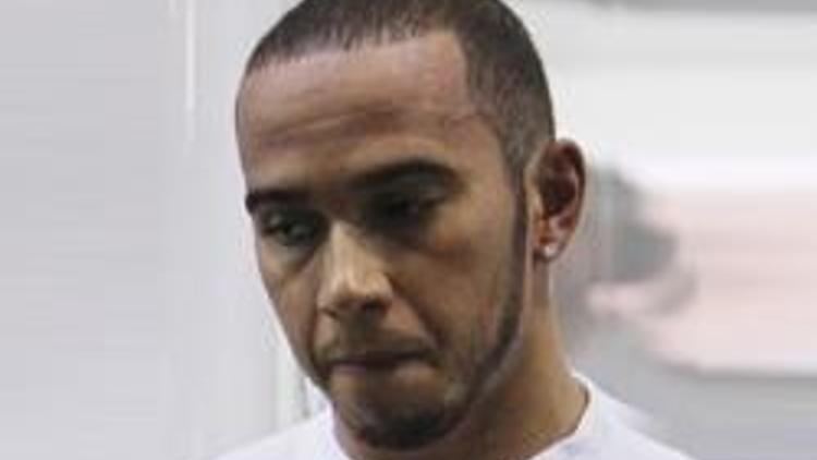 Lewis Hamilton yarış dışı kaldı