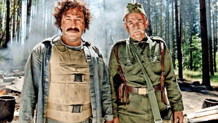 Cem Yılmaz yeni filmi  Ali Baba ve 7 Cüceler için kılıktan kılığa giriyor