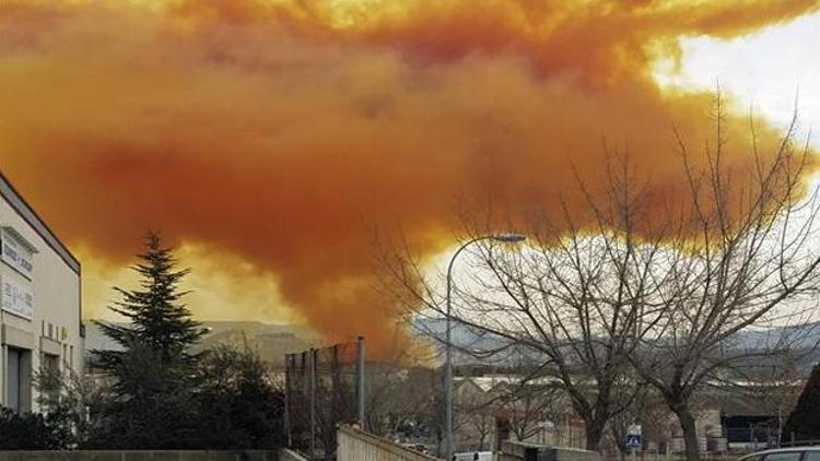 Kimyasal fabrikada patlama: 5 kenti zehirli bulut kapladı