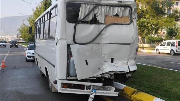 Denizlide belediye otobüsü servise çarptı: 20 yaralı