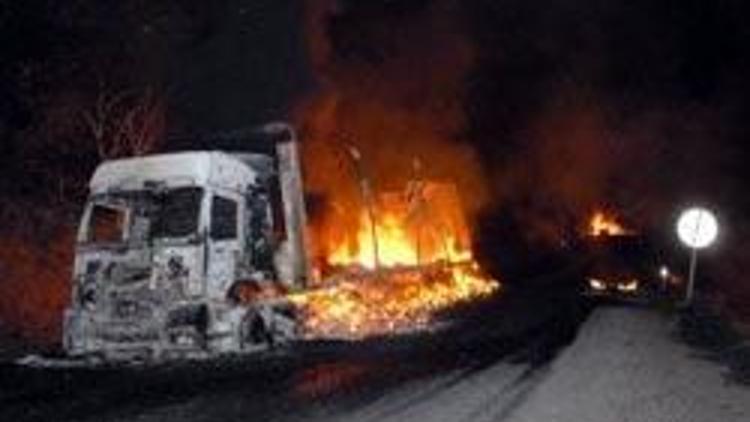 PKK barikat kurdu, kamyonları yaktı