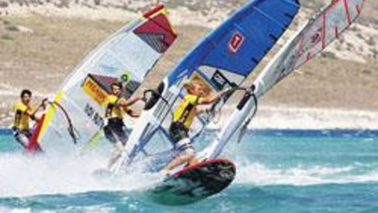 Windsurfçülerin hızını rüzgar kesti