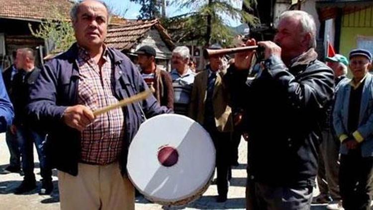 22 yıl sonra gelen valiye davul zurnalı karşılama