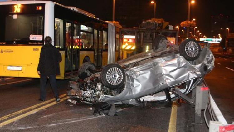 Otomobil bariyerleri aşıp metrobüs yoluna girdi: 2 yaralı