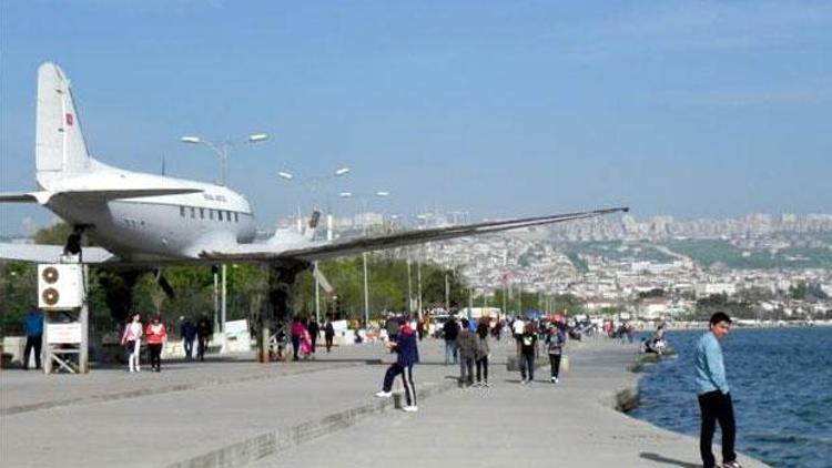 Kanadı tramplen olan uçak sahilden uzaklaştırılacak