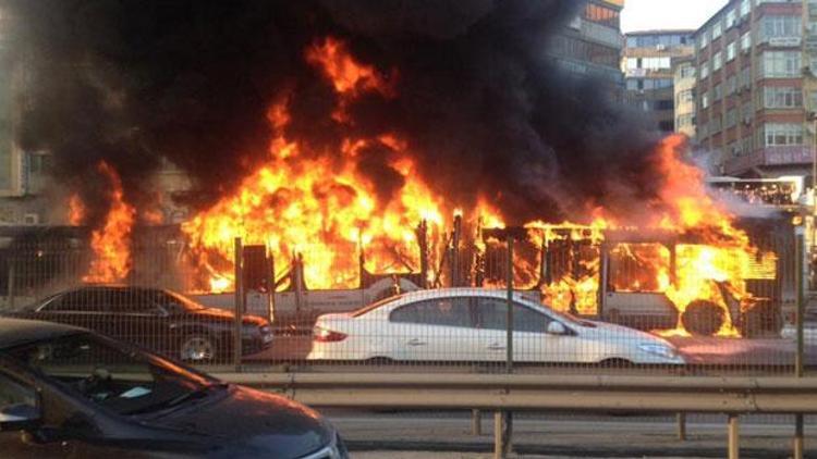 E-5te Metrobüs yanıp kül oldu