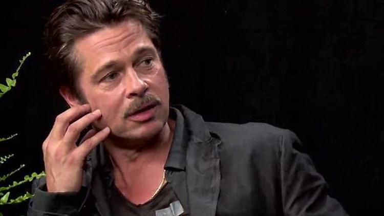 Brad Pitt sunucunun yüzüne tükürdü