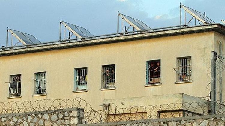Yunanistanda cezaevleri boşalıyor