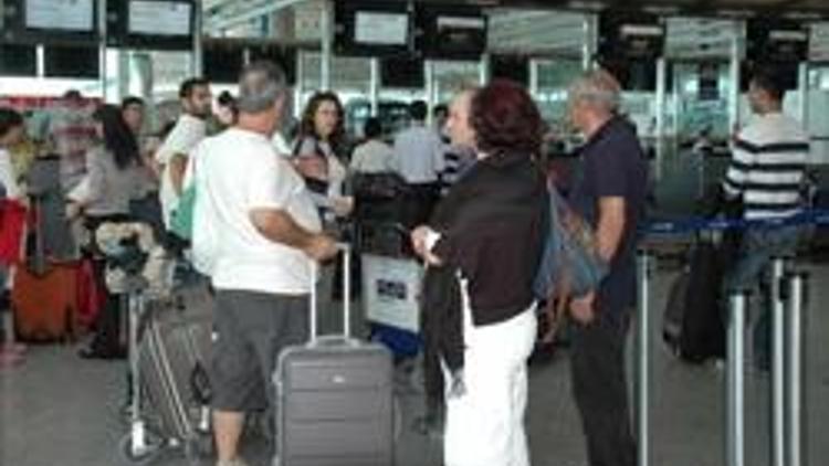 Uçak gelmeyince ABD yolcuları havaalanında kaldı