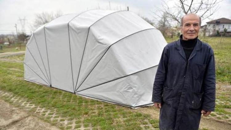 Aracını korumak için portatif çadır garaj üretti
