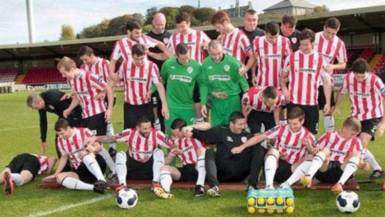 Derry City takımı fotoğraf çektirirken platform çöktü