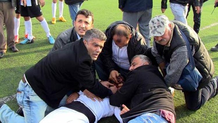 Dili boğazına kaçan futbolcuyu antrenörler kurtardı