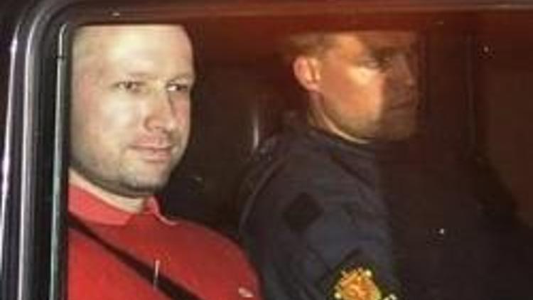 Norveçli cani Breivik duruşmadan çıkarken gülümsüyordu