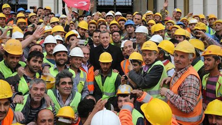 Erdoğan işçilerle hatıra fotoğrafı çektirdi