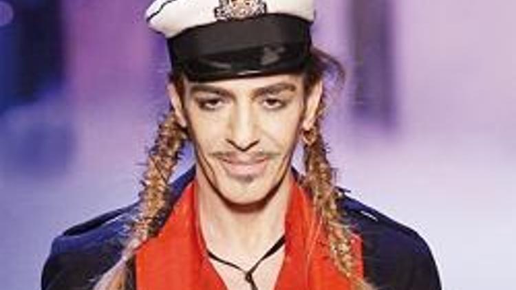 Dior’da, Galliano’nun koltuğuna estetik takıntılı ‘marangoz’ Simons oturdu