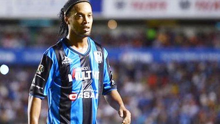 Ronaldinho stadı terk etti