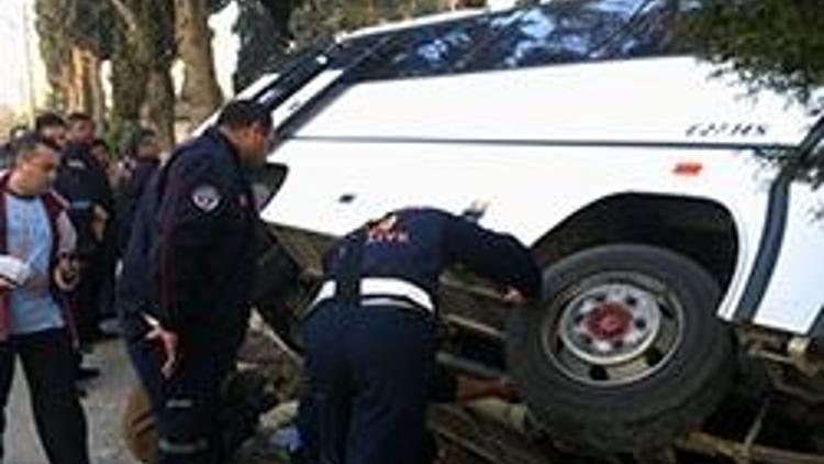 Servis midibüsü mezarlığa çarptı: 20 yaralı