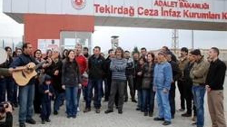 Grup Yorumdan cezaevi önünde tepki konseri