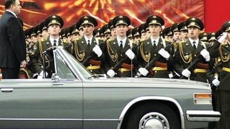 Rus liderler, yabancı limuzinden inip, Sovyet ZİL’e binecek