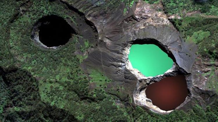Yanardağın tepesideki bu göller renk değiştiriyor