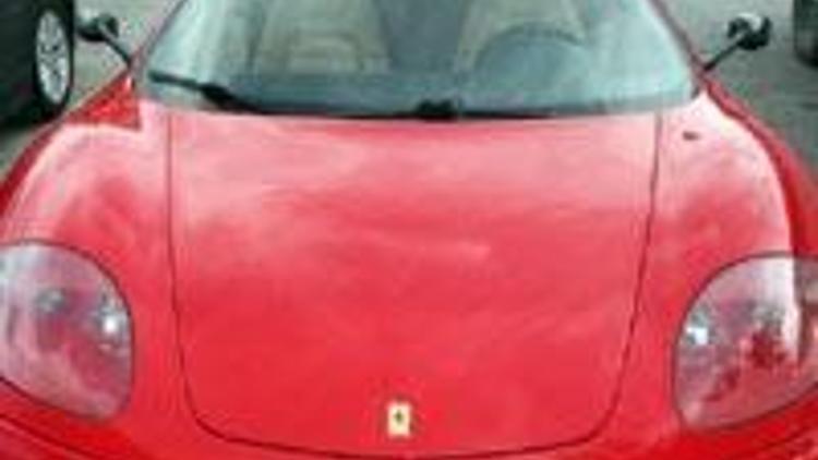 Kaçakçı Ferraride yakalandı