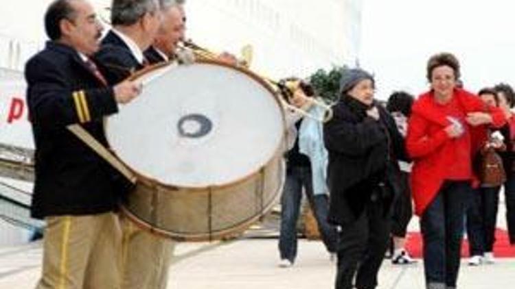 Turiste kırmızı halı ve bando