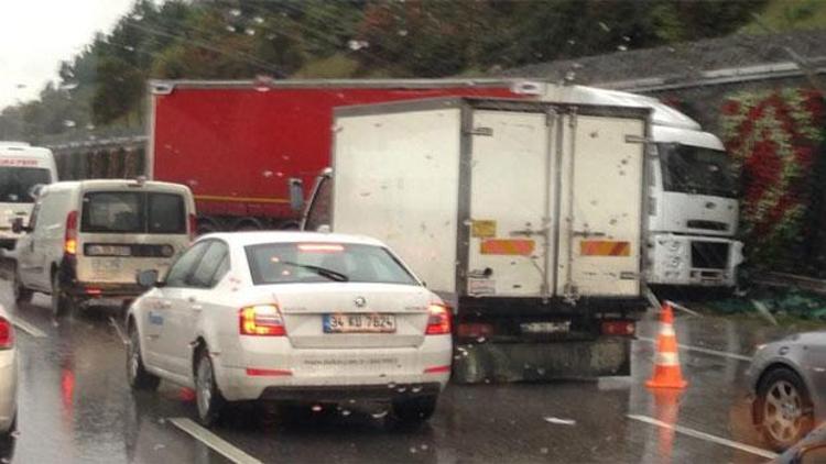 İstanbulda yağmur trafiği felç etti
