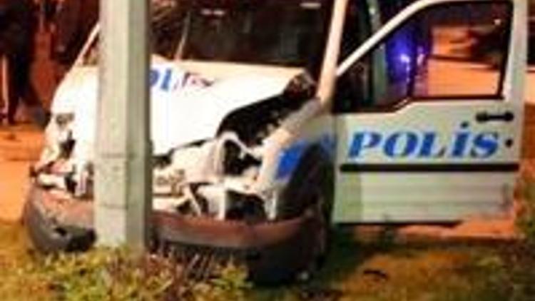 Şüpheli aracı kovalayan polis otosu kaza yaptı: 2 memur yaralı
