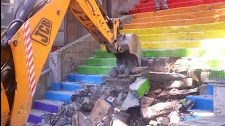 Karaköydeki boyalı merdivenler yıkılıyor