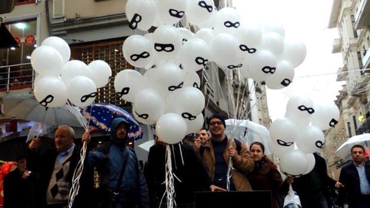 Yolsuzluklara balonlu protesto
