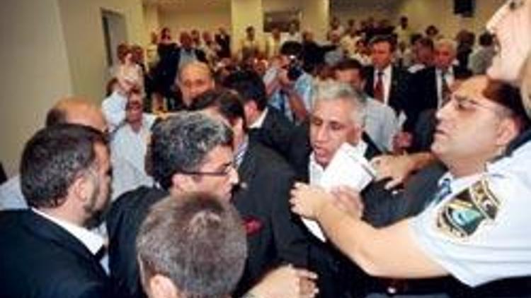 CHP’li öfkeli başkan AKP’lileri dışarı attı