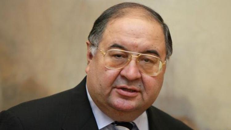Özbek asıllı Rus oligark Usmanov satın aldığı Nobel ödülünü sahibine teslim ediyor