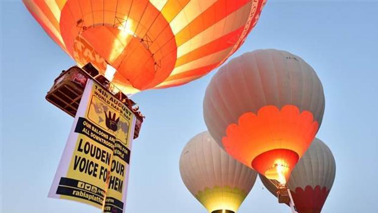 Kapadokyada balonlar rabia pankartlarıyla uçtu