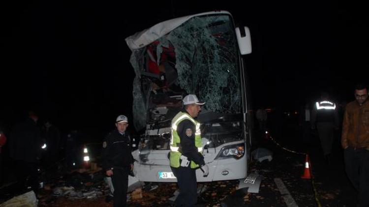 Otobüs, tuğla yüklü kamyona arkadan çarptı: 2 ölü, 13 yaralı
