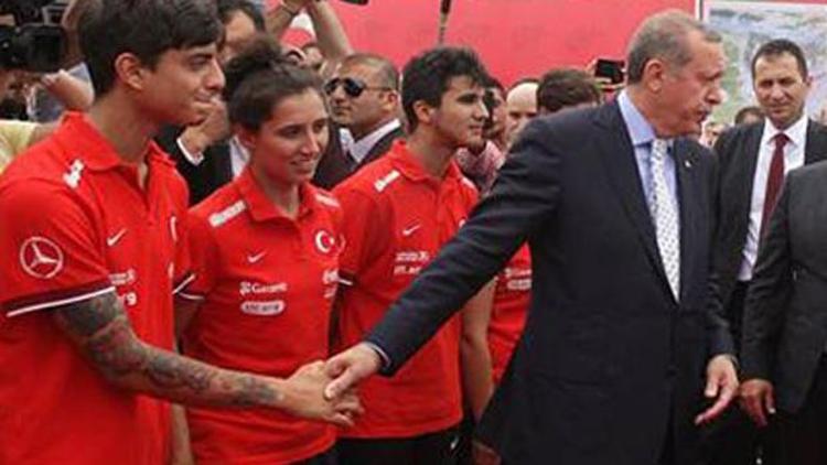Başbakan Erdoğandan genç futbolcuya dövme eleştirisi