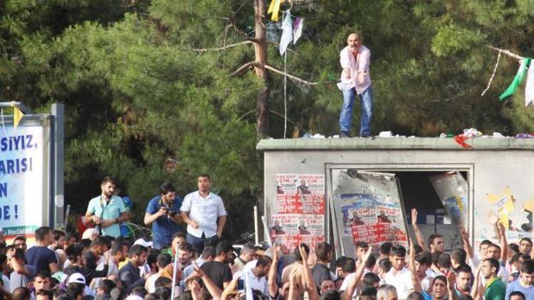 Diyarbakırdaki HDP mitinginde patlama: 2 kişi hayatını kaybetti