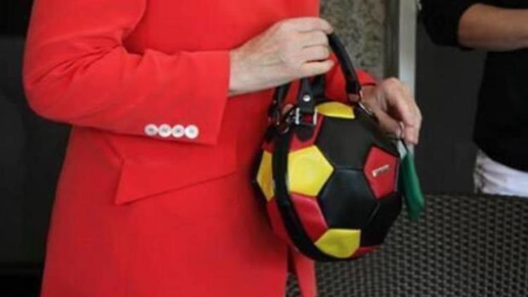 Merkelin top şeklindeki çantası olay oldu